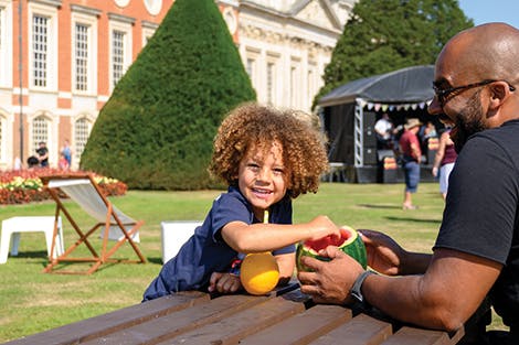 are dogs allowed in hampton court park