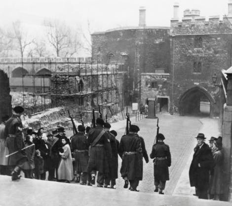 Tower of London 02.05.2012, Un busto del Duce,trafugato dag…