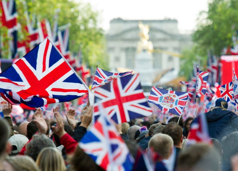 Patriotic Londoners mingle with tourists on the Mall to celebrate the Queen's Diamond Jubilee.

https://www.alamy.com/CR1R41