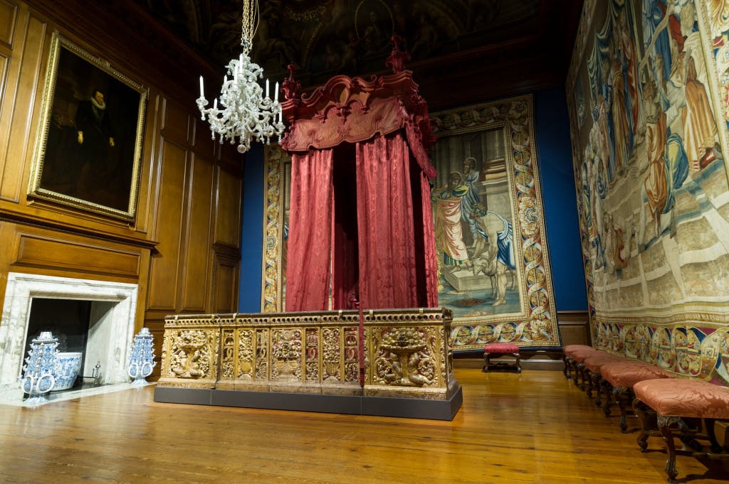 Queen Caroline's State Bed under conservation